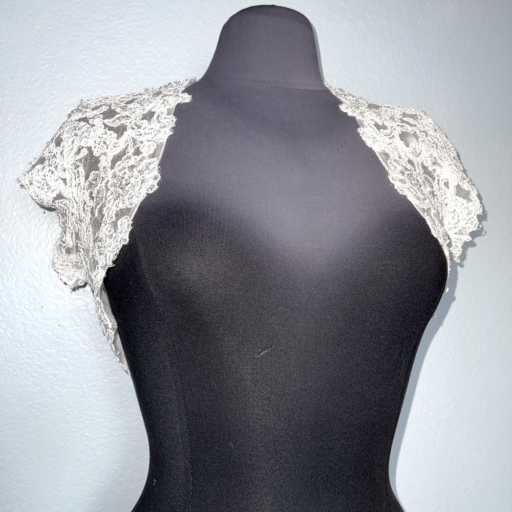 Elegant White Lace Bolero Jacket